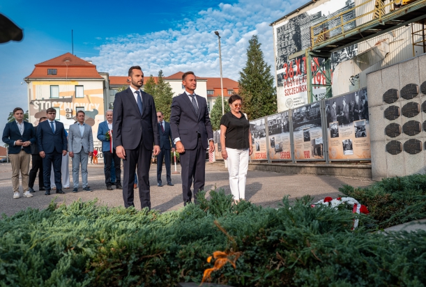 Delegacja przed bramą stoczni szczecińskiej składa wieniec.