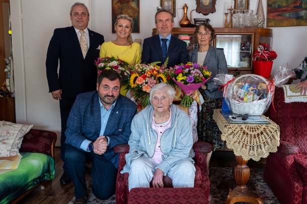 Goście urodzinowego przyjęcia pozują do wspólnego zdjecia z Lidią Więckowską.