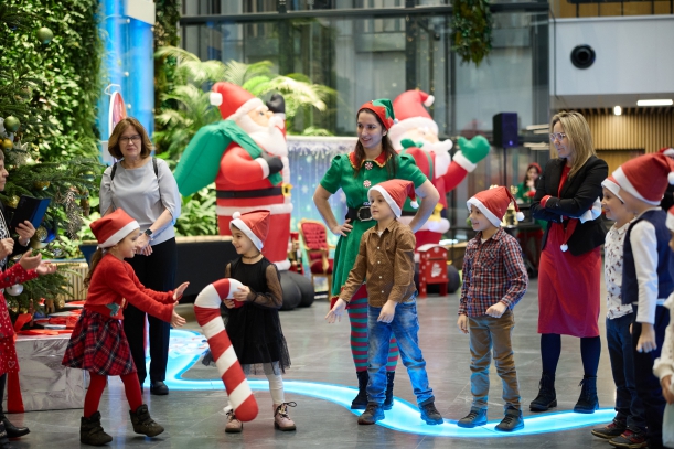 Dzieci z Przedszkola Publicznego nr 50 „Gama” i Przedszkola Publicznego nr 59 „Mały Książę” w Szczecinie podczas świątecznych warsztatów w Urzędzie Marszałkowskim Wojewodztwa Zachodniopomorskiego