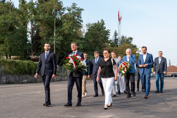 Delegacja przed bramą stoczni szczecińskiej składa wieniec.