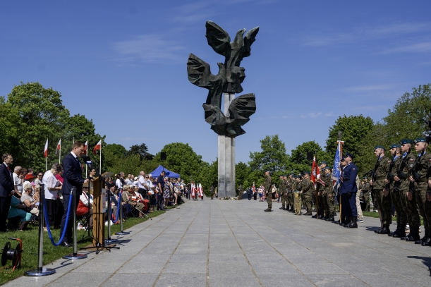 Pomnik Czynu Polaków i mieszkańcy podczas obchodów Święta Konstytucji 3 Maja. 