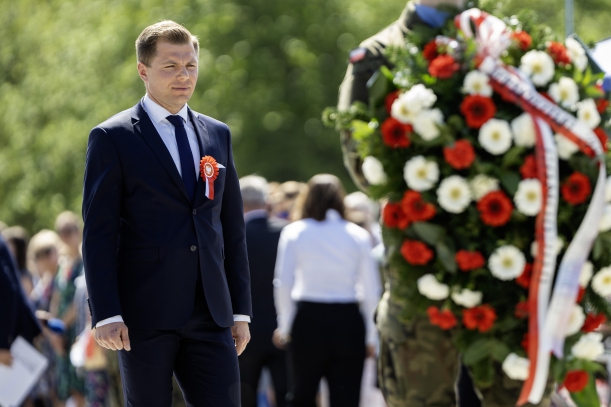 Zastępca Dyrektora Gabinetu Marszałka Marcin Kordela skałda wieniec. 