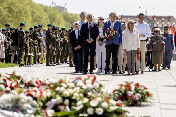 Wieńce składają przedstawiciele partii politycznych. 