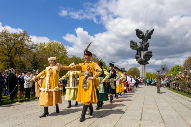 Święto Narodowe Trzeciego Maja - uroczystości w Szczecinie. Przed Pomnikiem Czynu Polaków poloneza tańczy Zespół Pieśni i Tańca Ziemi Szczecińskiej „Krąg". Tancerze w strojach kontuszowych w kolorze miodowym.