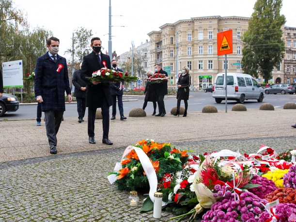 Marszałek składa kwiaty