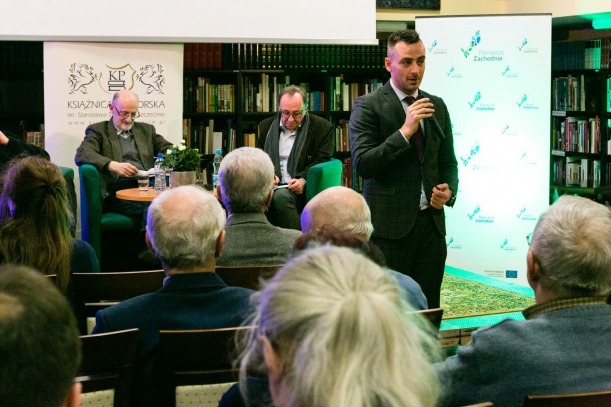 Dyrektor Krzysztof Barczyk otwiera spotkanie