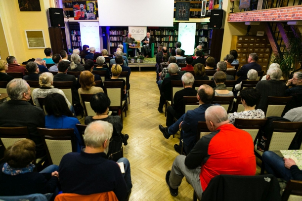 Pełna sala Książnicy podczas spotkania