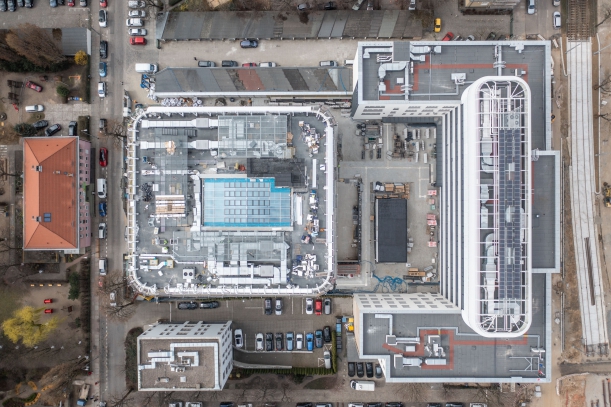 Budynek pasywny oraz termomodernizowany w marcu widoczny z lotu ptaka - konstrukcja dachowa.