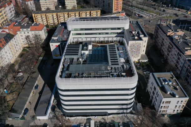 Widok z lotu ptaka na budynek pasywny od ulicy Mazowieckiej