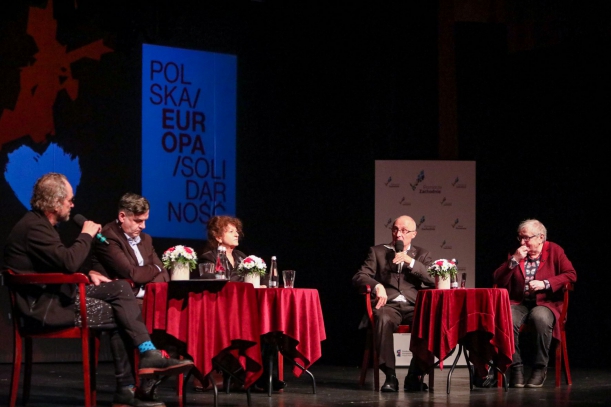 Pięć osób siedzi przy stolikach na teatralnej scenie. Po lewej - Piotr Najsztub z mikrofonem, obok prof. Radosław Ptaszyński, Franҫoise Breton – Bałuka, Jacky Challot i Ludwika Wujec.