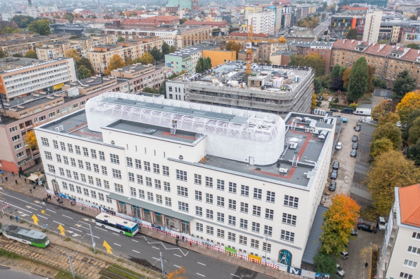 Widok z góry budynku - Październik 2021