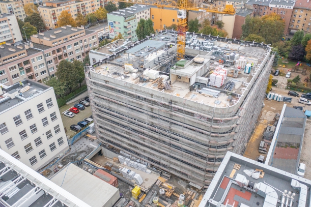 Widok z góry budynku - Październik 2021