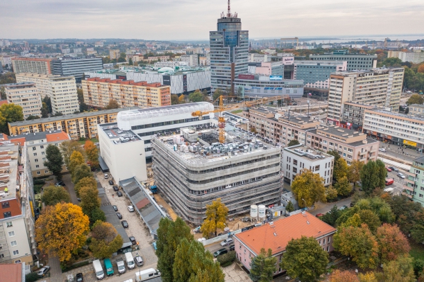 Widok z góry budynku - Październik 2021