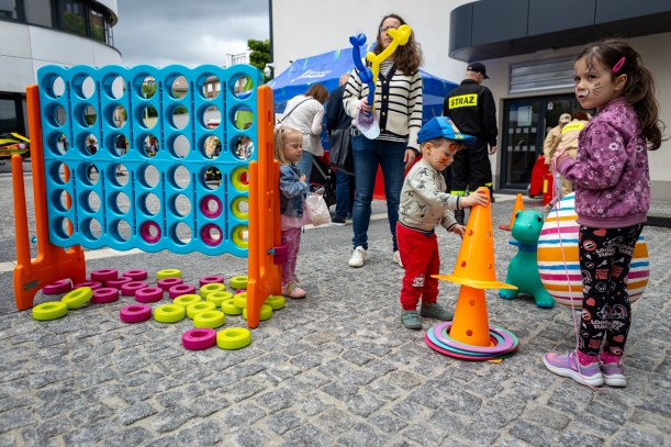 Animacje, gry i zabawy dla dzieci na dziedzińcu siedziby UMWZ