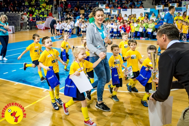 Na uczestników sportowych zmagań w finale imprezy „Przedszkoliada Tour 2018” czekały niespodzianki i nagrody, które wręczał m.in. marszałek województwa Olgierd Geblewicz - fot. Przedszkoliada.pl 