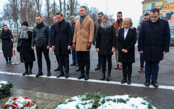 Marszałek Olgierd Geblewicz, poseł Arkadiusz Marchewka, poseł Sławomir Nitras, delegacja szczecińskich radnych oraz przedstawiciele Młodych Demokratów oddają hołd bohaterom Grudnia, pod pamiątkową tablicą przy bramie stoczni.