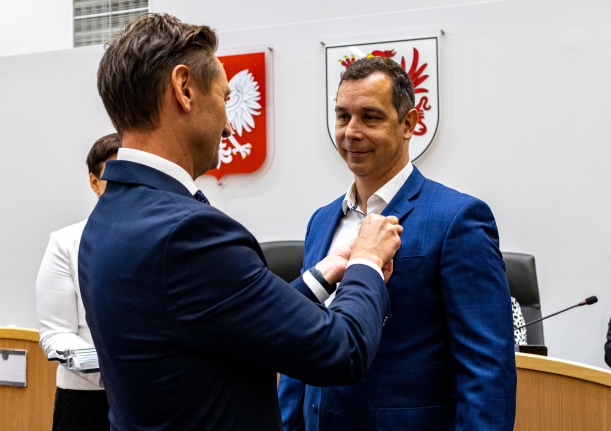 Olgierd Geblewicz honoruje prof. Miłosza Parczewskiego. 