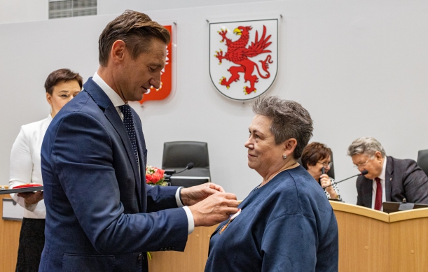 Olgierd Geblewicz honoruje dyr. Szpitala Wojewódzkiego w Szczecinie Małgorzatę Usielską. 