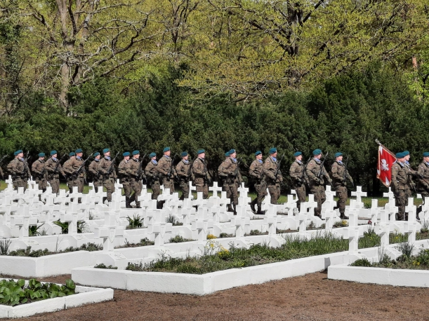 Uroczystości 79. rocznicy forsowania Odry na Cmentarzu Wojennym w Starych Łysogorkach