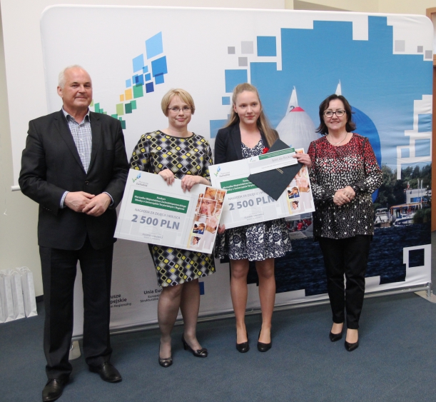 Laureatka konkursu Julia Orłowska w towarzystwie przewodniczącej sejmiku województwa Teresy Kaliny (pierwsza z prawej), członka Zarządu Województwa Ryszarda Mićki i opiekuna Urszuli Suwaj. 