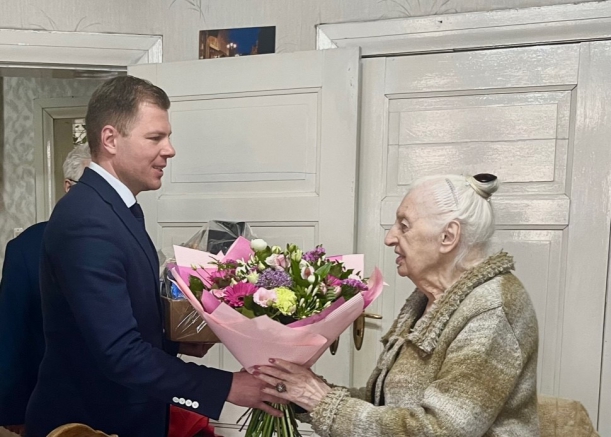 Zastępca dyrektora Gabinetu Marszałka Marcin Kordela i najstarsza szczecinianka, pani Maria Leśna