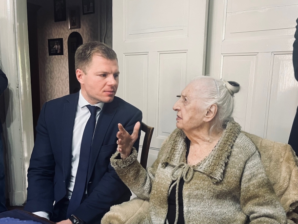 Zastępca dyrektora Gabinetu Marszałka Marcin Kordela i najstarsza szczecinianka, pani Maria Leśna