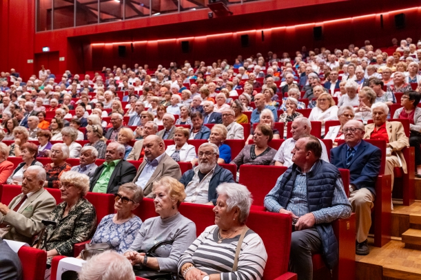 Spotkanie z kombatantami i opozycjionistami w Teatrze Polskim w Szczecinie. Na zdjęciu - wypełniona do ostatniego miejsca widownia. 