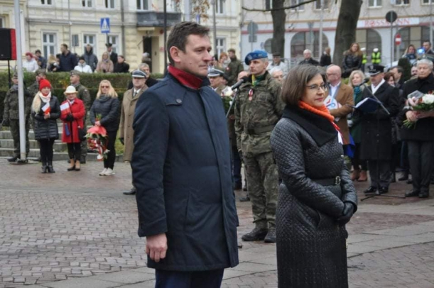 wicemarszałek Tomasz Sobieraj składa kwiaty  na placu Zwycięstwa  w Koszalinie podczas uroczystości z okazji 11 listopada 