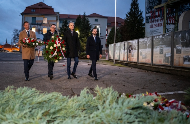 Rządowo-samorządowa delegacja składa wieńce pod bramą Stoczni Szczecińskiej. 