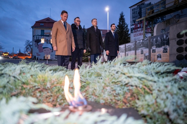 Rządowo-samorządowa delegacja oddała hołd poległym. 