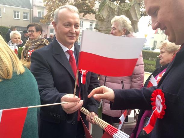 wicemarszałek Olgierd Kustosz rozdaje flagę Polski mieszkańcom Lipian 