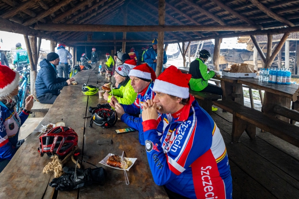 Rowerzyści podczas posiłku w wiosce wikingów w Wolinie. 