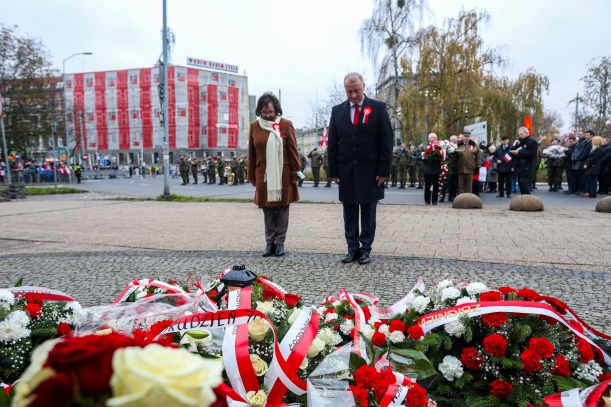 kwiaty składa wicemarszałek Olgierd Kustosz oraz wiceprzewodnicząca sejmiku Teresa Kalina