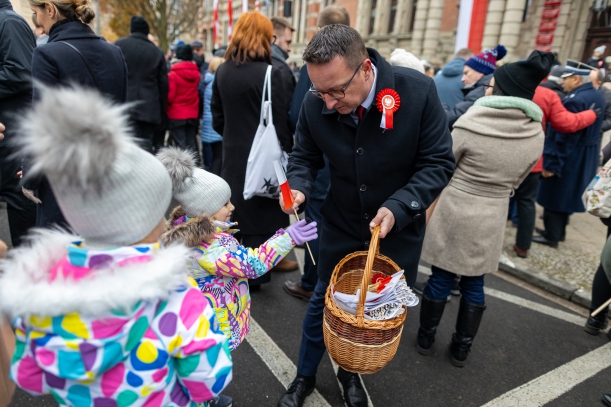 Bogdan Jaroszewicz wręcza kotylion