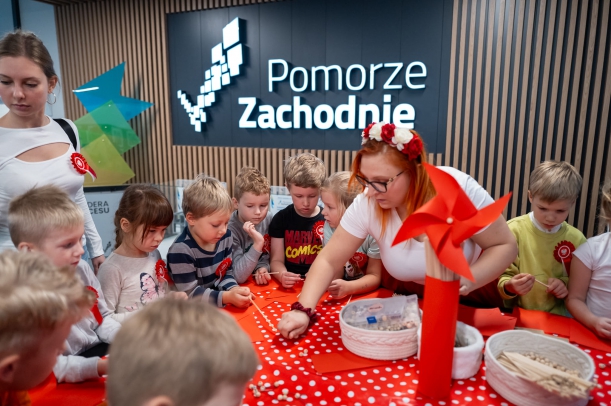 przedszkolaki w Urzędzie Marszałkowskim podczas warsztatów 