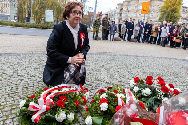 Uroczystość z okazji Narodowego Święta Niepodległości przy pomniku marszałka Józefa Piłsudskiego na placu Szarych Szeregów w Szczecinie. Kwiaty składa wiceprzewodnicząca Sejmiku Województwa Zachodniopomorskiego Teresa Kalina.