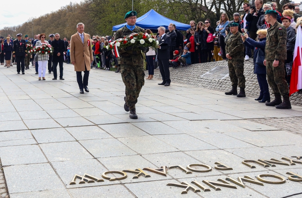 Członek zarządu województwa Stanisław Wziątek składa kwiaty