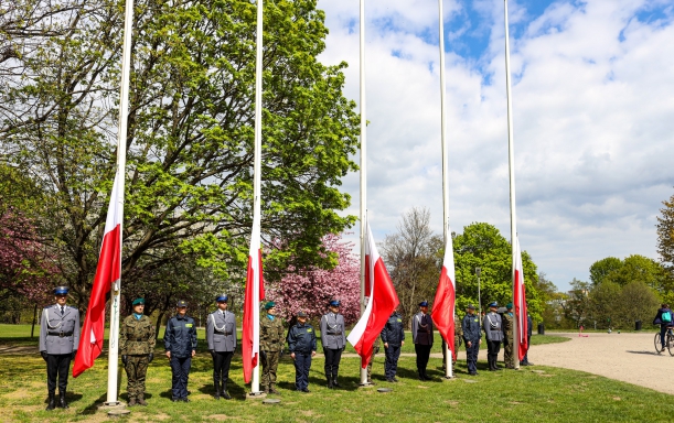 Wcięgnięcie flagi RP na maszt.