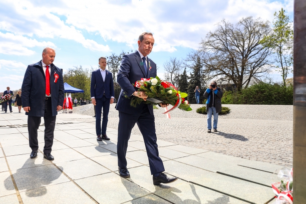 Goście skłądają kwiaty pod Pomnikiem Czynu Polaków. 