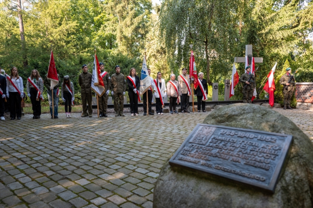 Uczestnicy uroczystości stoją pod Pomnikiem Sybiraków na Cmentarzu Centralnym w Szczecinie. 