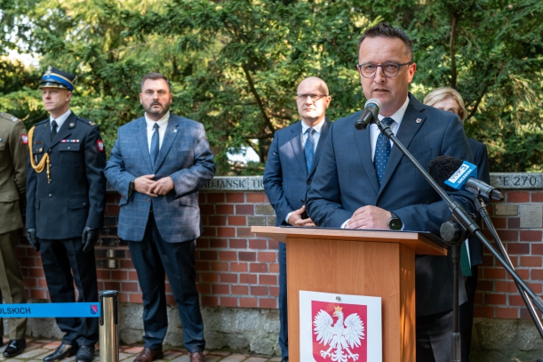 Członek Zarządu Województwa Bogdan Jaroszewicz przemawia przy mównicy. 