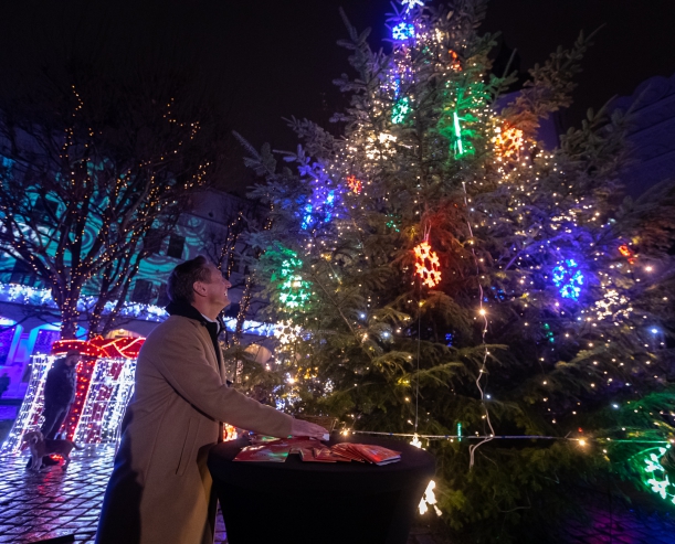 Moment odpalenia choinki zamkowej, czynności dokonuje marszałek Geblewicz