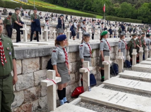 Harcerze czuwający przy grobach