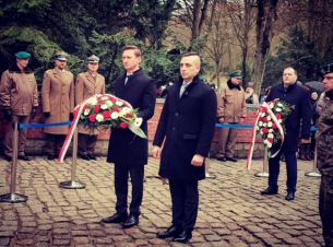 marszałek O.Geblewicz i dyrektor Gabinetu K.Barczyk składają kwiaty 