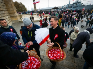 Marszałek Olgierd Geblewicz rozdaje kotyliony i flagi Polski