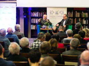 Dyskusja w Książnicy. 