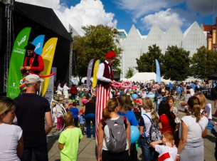 Festyn z klaunami na szczudłach i dzieci