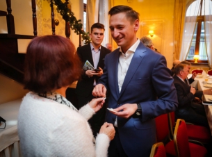 Świąteczne życzenia, wspólny posiłek, rozmowy o najbliższych, ale i o codziennych problemach. Kombatanci naszego regionu spotkali się podczas tradycyjnej wigilii, zorganizowanej przez Marszałka Województwa Zachodniopomorskiego w czwartek 22 grudnia br. w 