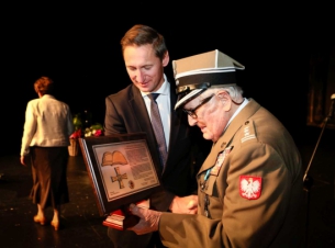 W poniedziałek 18 września w Teatrze Polskim w Szczecinie odbyło się pożegnalne i podsumowujące spotkanie. Na zdjęciu: marszałek Olgierd Geblewicz otrzymuje upominek w podziękowaniu za współpracę