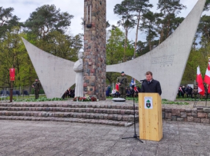 Zastępca dyrektora Gabinetu Marszałka Marcin Kordela odczytuje list Marszałka Województwa Zachodniopomorskiego